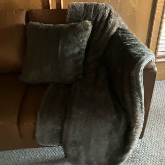 Pottery Barn Gray Faux Fur Throw Blanket - Picture 4 of 6